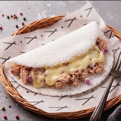 Massa de Tapioca recheada com atum temperado com cebola roxa e mussarela