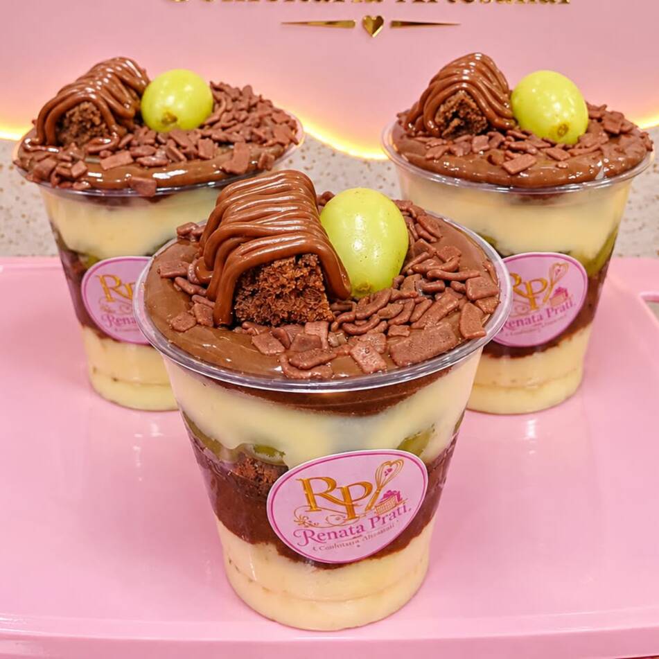 Delicioso copo da felicidade com Brigadeiro gourmet de chocolate 50% cacau.Com recheio tm de ninho gourmet com Brounie em pedaços. E muita uva verde pucada.