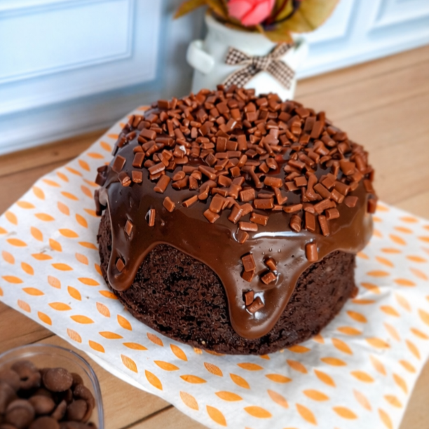 Massa de chocolate super fofinha, recheada e coberta com brigadeiro gourmet bland. Finalizado com granulê de chocolate ao leite. Uma explosão cremosa e chocolatuda em cada garfada! Bolo de 12 cm rendimento 4 porções.