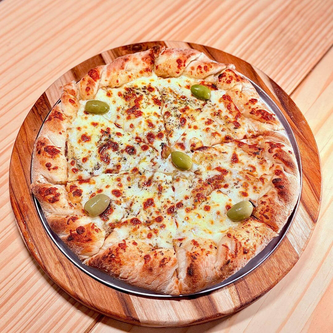 Pizza grande portuguesa com presunto saboroso, ovos e cebola, tudo na medida certa pra matar a fome.
