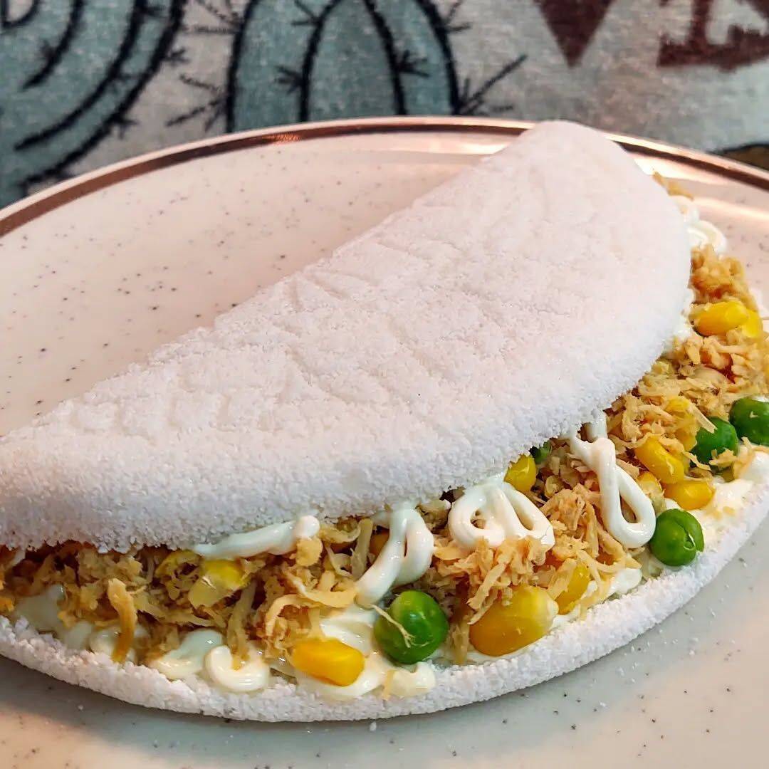 Para quem não brinca em serviço quando o assunto é fome! Nossa massa de tapioca é super levinha, hidratada na medida certa e ganha aquela crostinha de manteiga na chapa. Por dentro, ela vai literalmente com tudo: uma combinação generosa e transbordando com todas as nossas melhores proteínas (carne seca, frango e calabresa), muito queijo muçarela derretido, catupiry cremoso, presunto, milho, bacon crocante e um toque especial de tempero da casa.