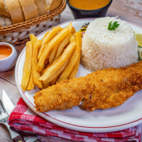 Filé de merluza empanado acompanhado de purezinho de batata, arroz, legumes e feijão
