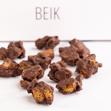 Uma exclusiva criação Beik! Cookie Crocante em pedaços cobertos com chocolate ao leite. Impossível comer um só. Esse é um caminho sem volta. De nada.