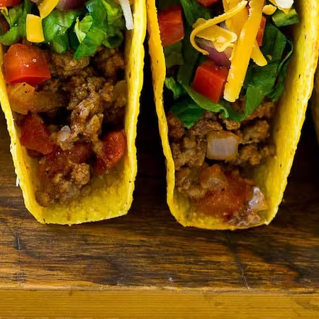 Duas crocantes tortillas de milho fritas em forma de Concha...... Acompanha salsa Mexicana, guacamole e sour cream.