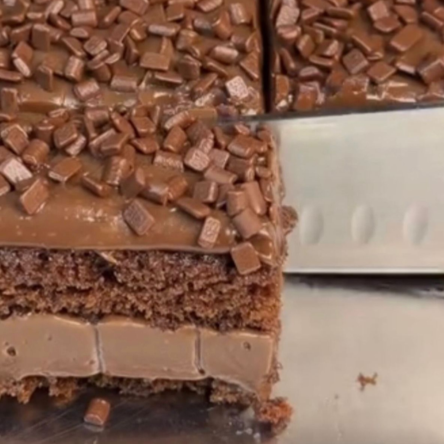 Chocolate fofinho, bem molhadinho, recheio e cobertura de brigadeiro cremoso. Servido gelado. Irresistível!