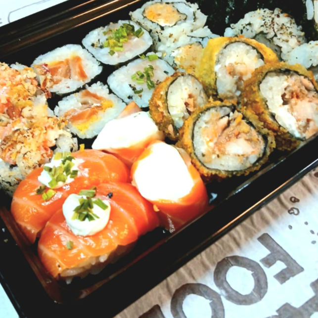1 sunomono , 15 pecas de sushis , 5 hot especial 5 hot tradicional 2 bolinho de peixe