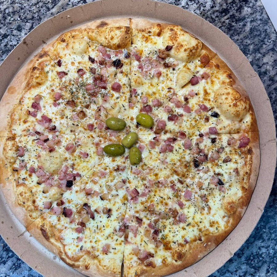 nada melhor que uma combinação de queijo derretendo com bacon crocante