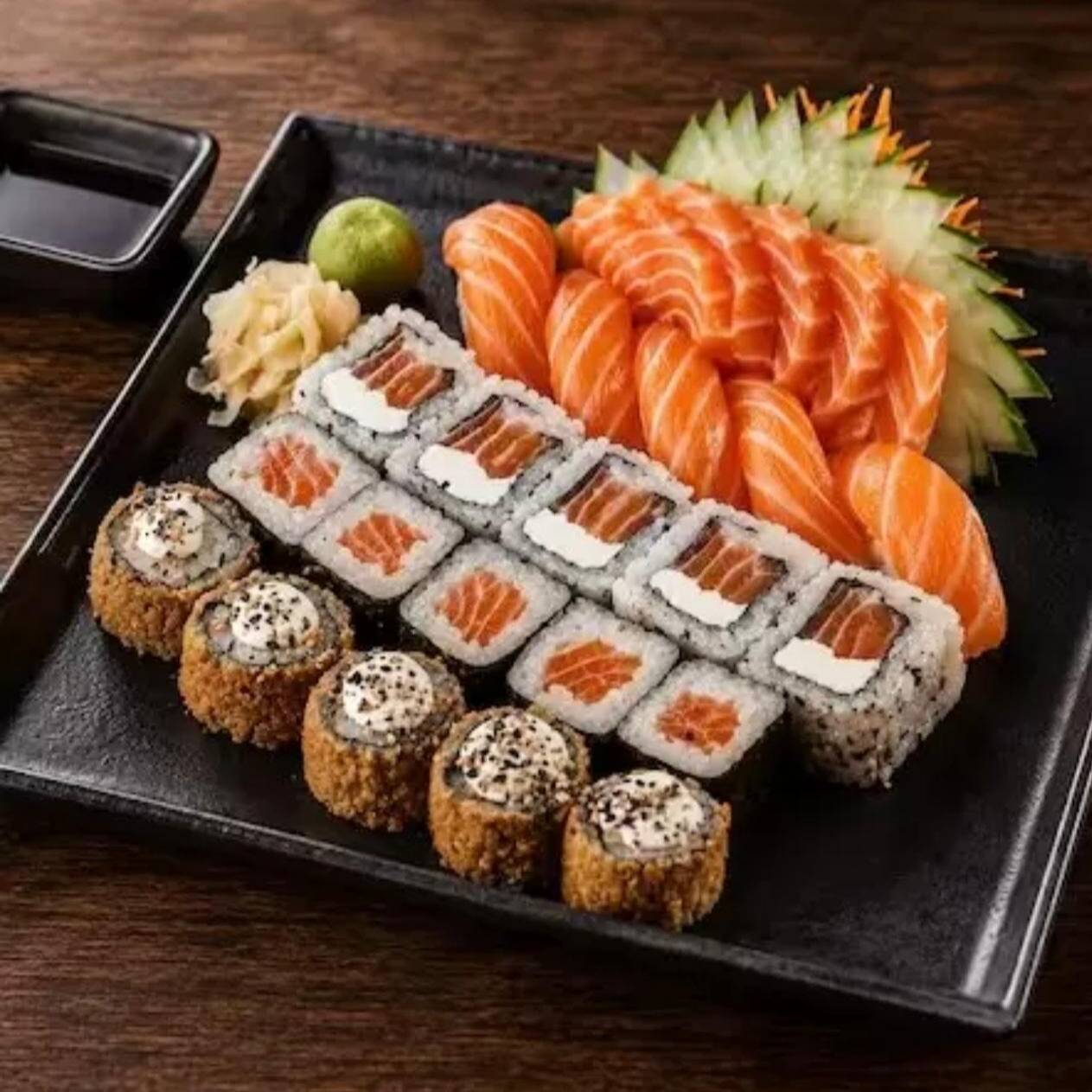 5 fatias de Sashimi de Salmão
5 Uramakis de Salmão
5 niguiri de salmão
5 hossomaki
5 hot roll creme