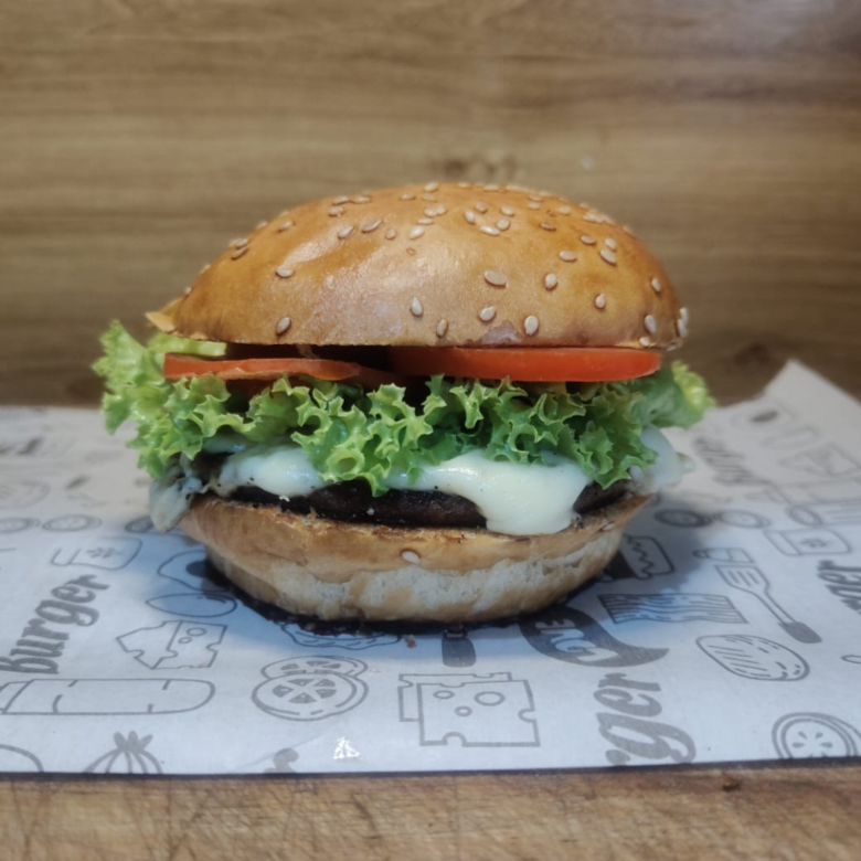 Pão, carne, queijo e salada.