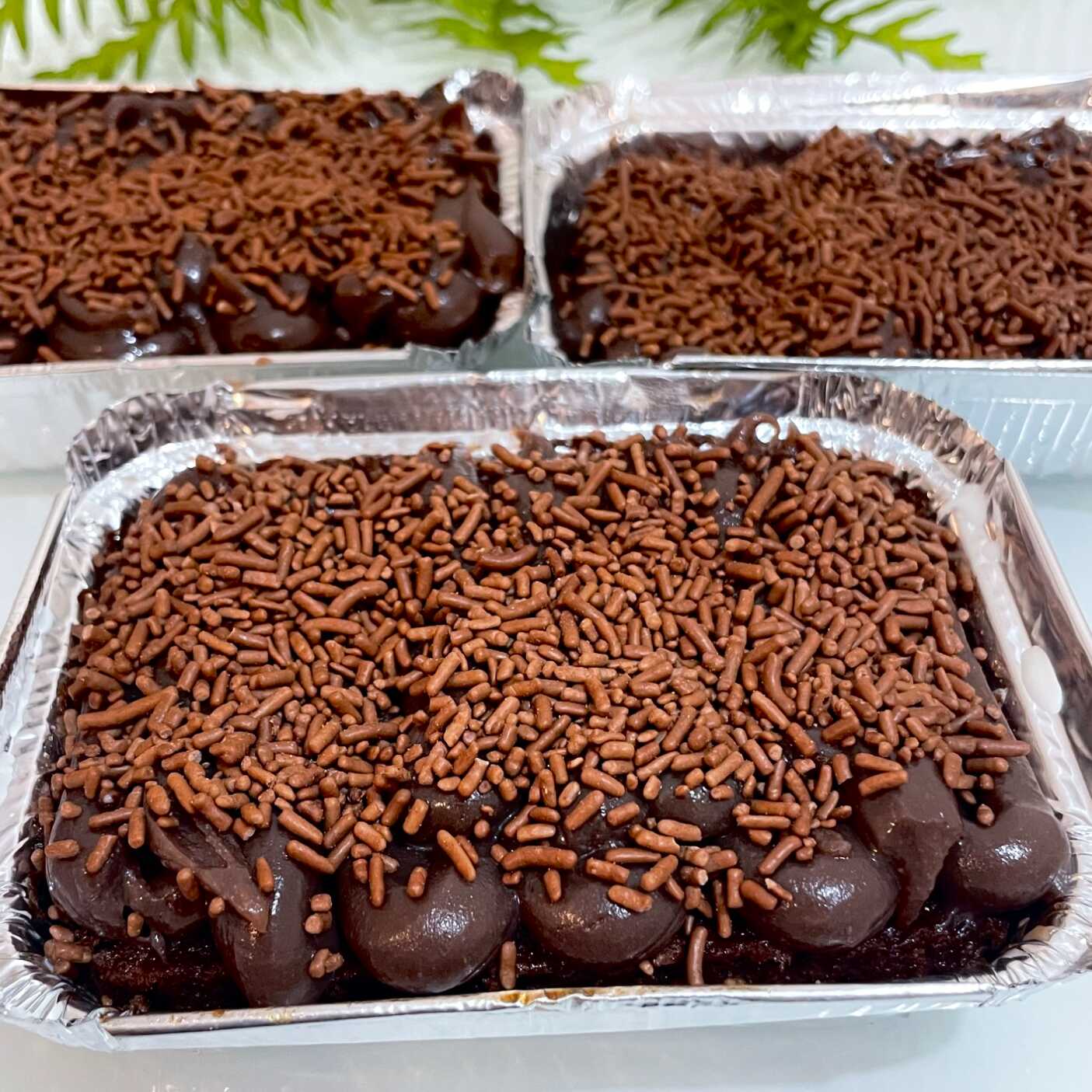 Bolo na marmita 216ml com massa de chocolate fofinha, camada generosa de recheio de Brigadeiro finalizado com Granulado.