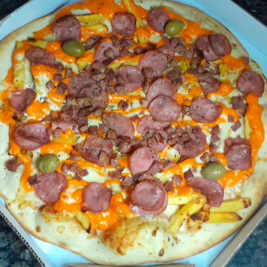 Molho, mussarela, batata frita, calabresa, bacon, cheddar, orégano e azeitonas