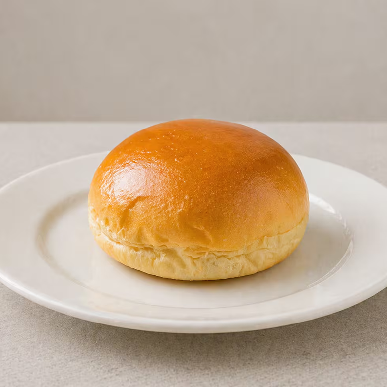 Nosso pão de hambúrguer é macio, levemente adocicado e com a textura perfeita para absorver os sabores do seu lanche.