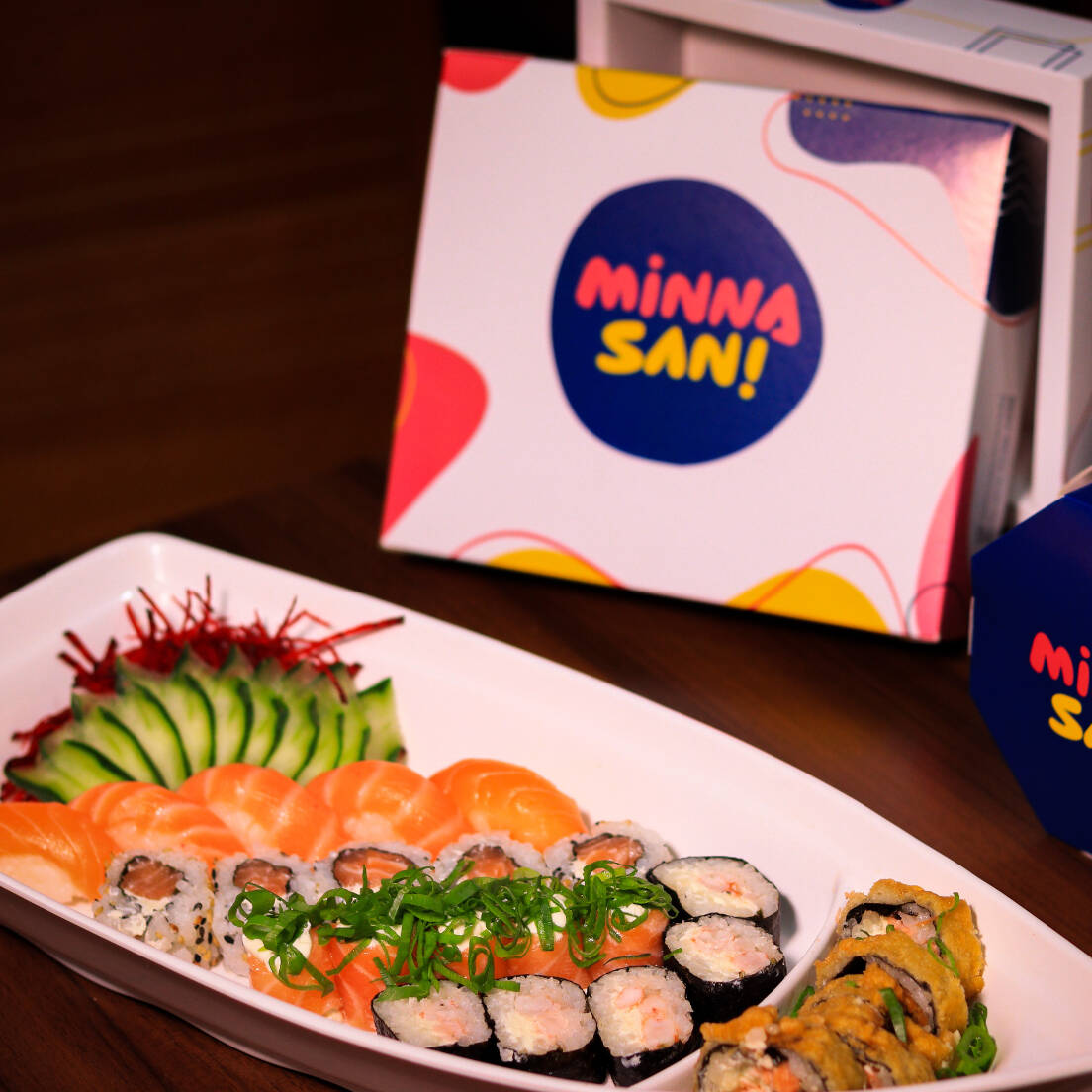 22 peças: 5 sashimi salmão, 4 sushi salmão, 5 filadelfia roll, 2 sashimi cheese e 6 hot filadelfia