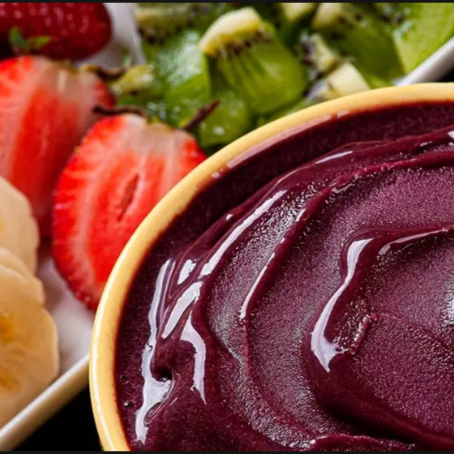 330g de açai que equivale 400ml *A retirada de um ou mais complementos afeta o peso final do produto. 2 pote de um açaí refrescante, acompanhado de ingredientes selecionados: leite em pó, leite condensado, farinha de amendoim e granola. De frutas: banana, e morango. 400ml cada