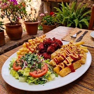 Chicharrónes Ensalada, +2 Acompañamientos