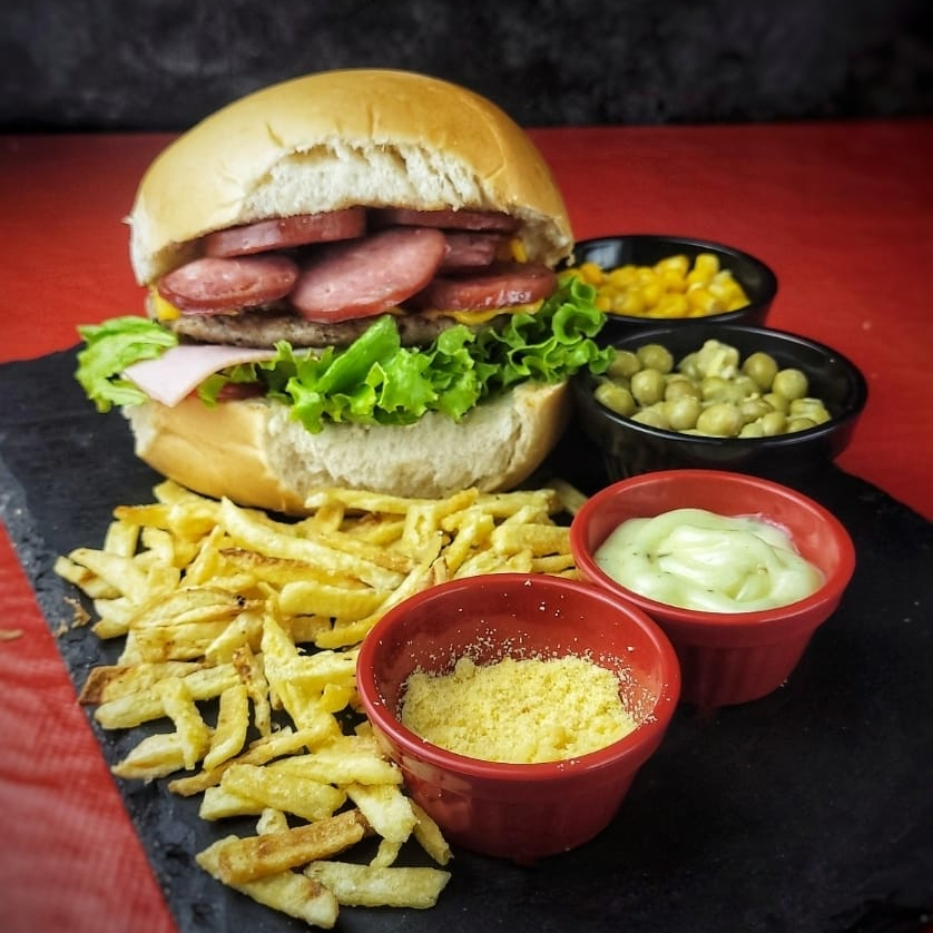 Saboroso lanche com Pão bola , carne, queijo cheddar, presunto, 2x calabresa, ketchup , molho especial da casa , milho , ervilha , batata palha , alface, tomate e queijo ralado. #hotdog#bacon#cheddar#picanha#xtudo#xsalada#burguer#cachorroquente
