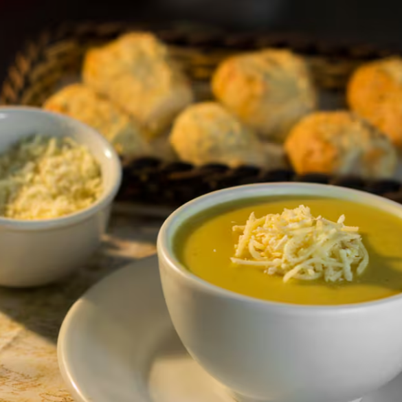 Este Combo Sopa de Mandioquinha, acompanhado de 4 Mini Pães de Parmesão e um Pote de Parmesão, é perfeito para aquecer seu inverno. A sopa é preparada com mandioquinha e batata que, unidas ao creme de leite, formam um creme aveludado e saboroso. Os mini pães de parmesão são assados até ficarem dourados e crocantes, perfeitos para acompanhar a sopa. E, para finalizar, um pote de parmesão ralado, que adiciona um toque extra de sabor. Um prato reconfortante e delicioso para tornar suas noites de inverno ainda mais aconchegantes!