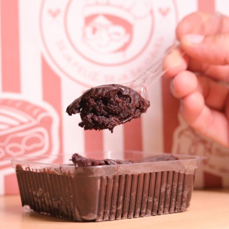 Chocolate premium 50% cacau zero açúcar, iogurte zero lactose ,cacau em pó 1005 , ovos ,xilitol ,manteiga zero lactose.