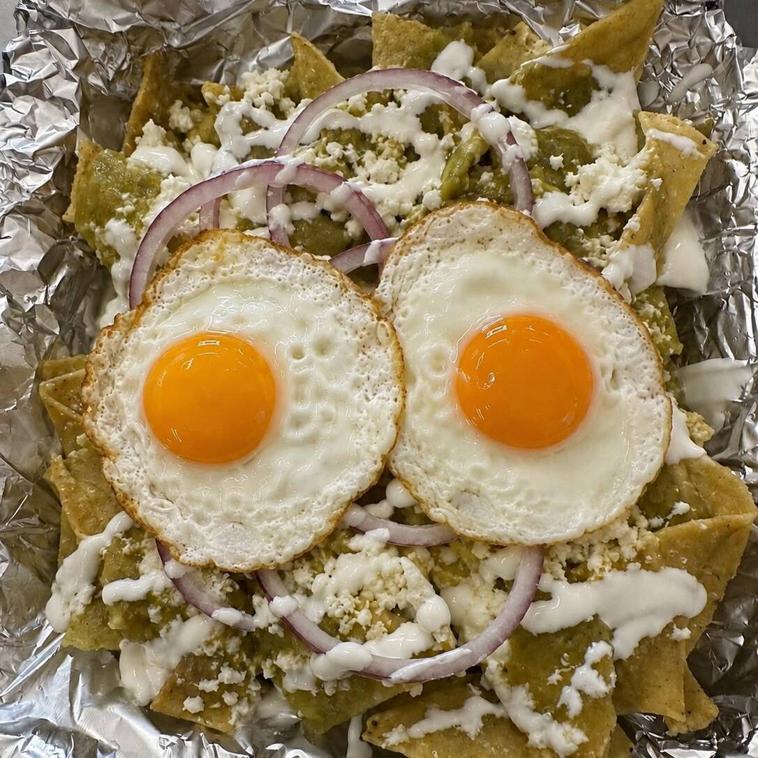 CHILAQUIELS VERDES CON HUEVO