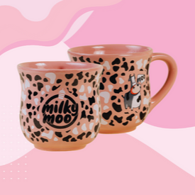Caneca curve malhada com logo e Vaquinha Moo, na cor rosa. Capacidade 380ml.