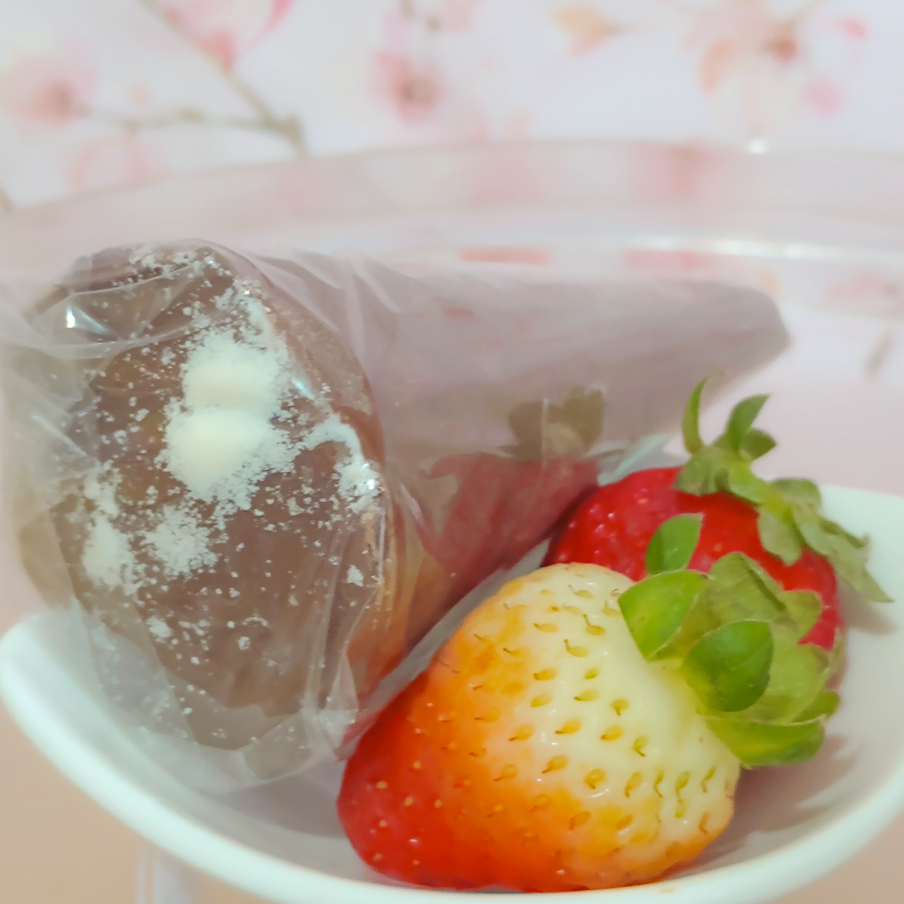 Cone refrescante e gelado de Brigadeiro cremosinho de Ninho com Geleia de Morango artesanal. Feito com casquinha doce coberto de cobertura ao leite. Bem geladinho.