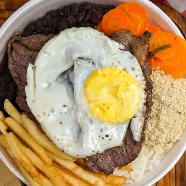 Bife à cavalo (ovo frito), arroz, feijão, refogado do dia, farofa (escolha: fritas ou purê)
