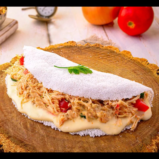 Tapioca de frango desfiado com queijo.