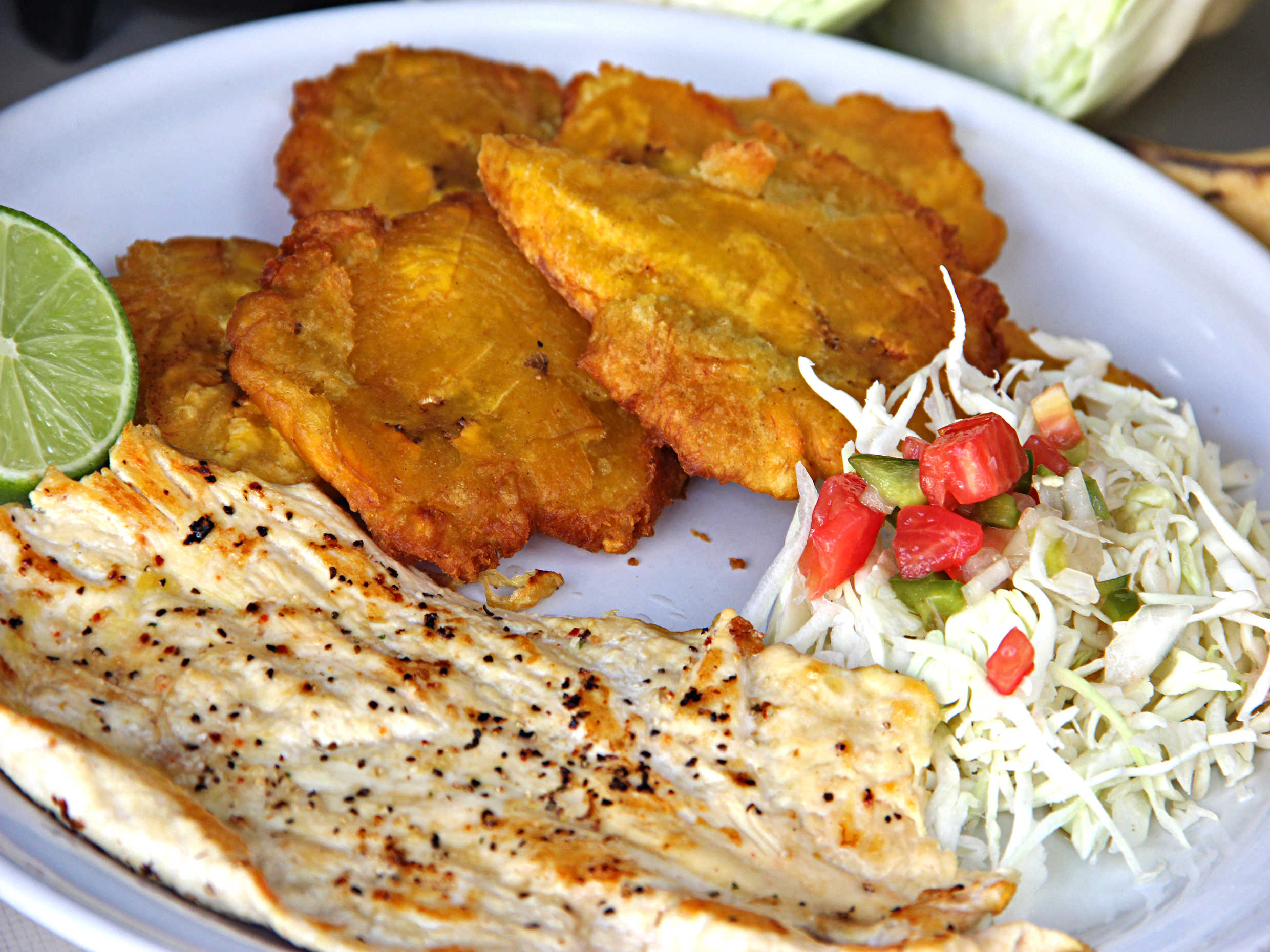 Tostones de Plátano Patacones con Pollo.