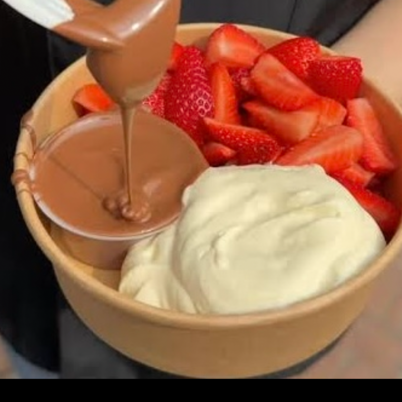Bowl de Fresas con Dips de Chocolate y Crema