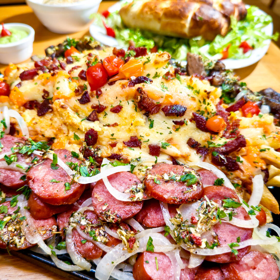 Tiras de Ancho acebolado, Pães de alho, rodelas de Calabrsa acebolada e flambada e Batatas Fritas com chedder e bacon e molho Grill.