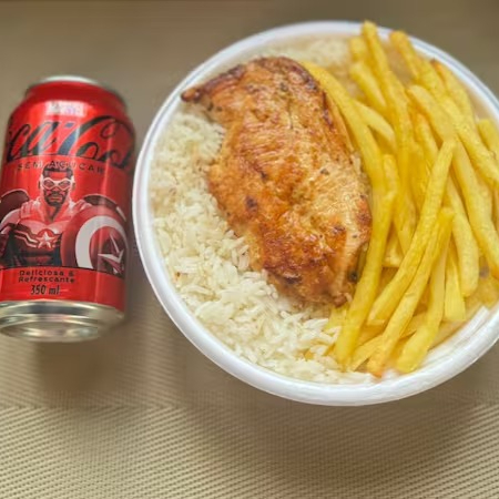 Marmita com delicioso filé de frango grelhado acompanhado de arroz branco, feijão e batatas fritas. Acompanha refrigerante Coca Cola lata Zero sem açúcar 350ml bem gelada. Marmita indicada para 01 pessoa.