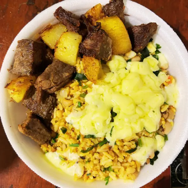 Marmita deliciosa de baião de II carne de sol e mandioca. ( arroz parboilizado, vinagrete, feijão de corda e queijo tudo misturado). Marmita indicada para 1 pessoa.