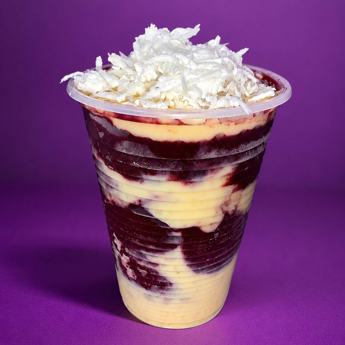 Nosso delicioso açaí de morango mesclado com camadas de creme de beijinho cremoso e coco ralado.