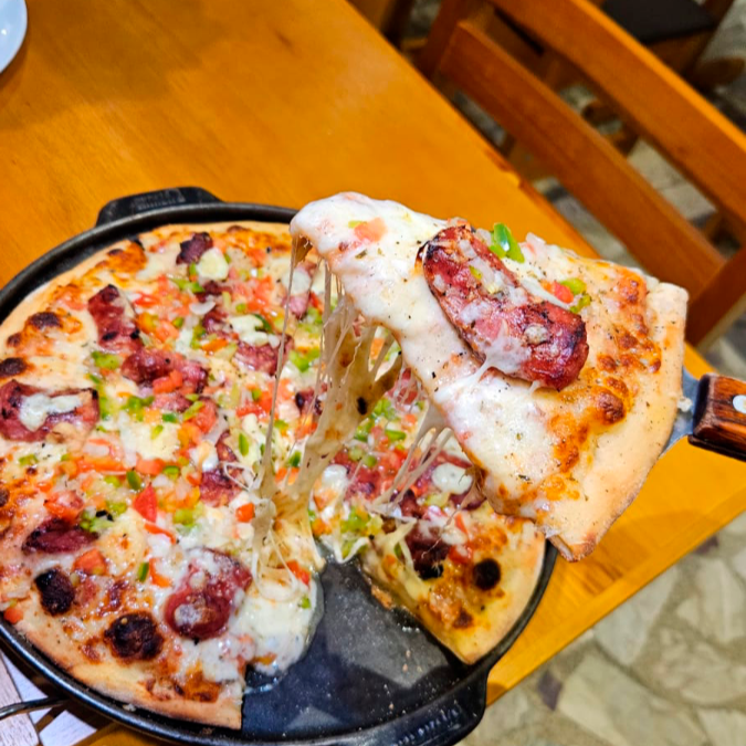 Molho de tomate caseiro, mozarela, linguiça na brasa Perdigão para churrasco, uma deliciosa crostinha de provolone e vinagrete.