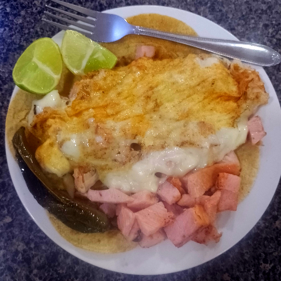 Chuleta Ahumada Con Extra Queso, Charros y Bebida.