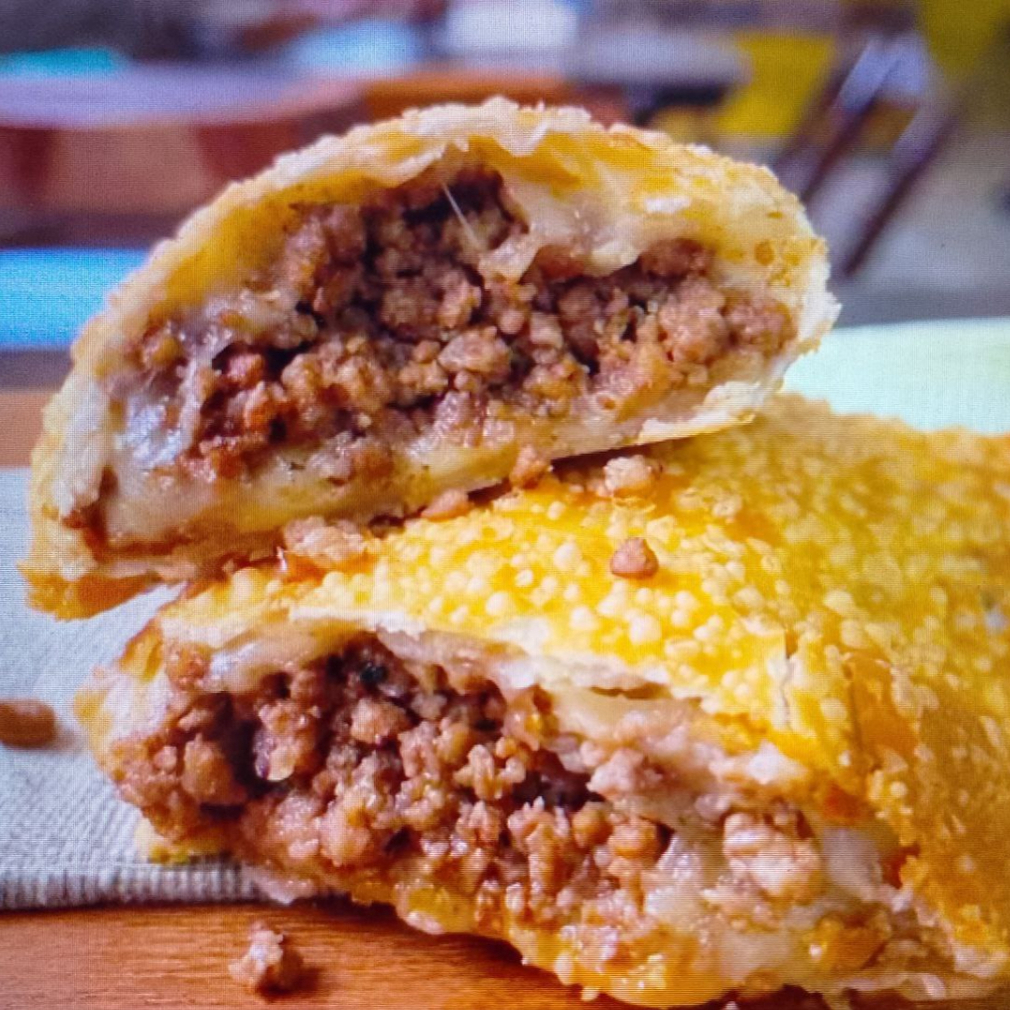 Pastel de Carne com Queijo! Recheado com carne moída suculenta e queijo derretido, este pastel combina a crocância da massa com o sabor irresistível do recheio.