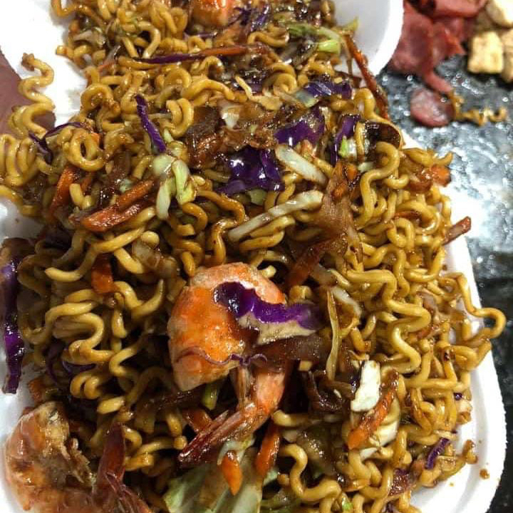 Delicioso yakisoba de frango + legumes(Cebola,Repolho e cenoura) + molho shoyu