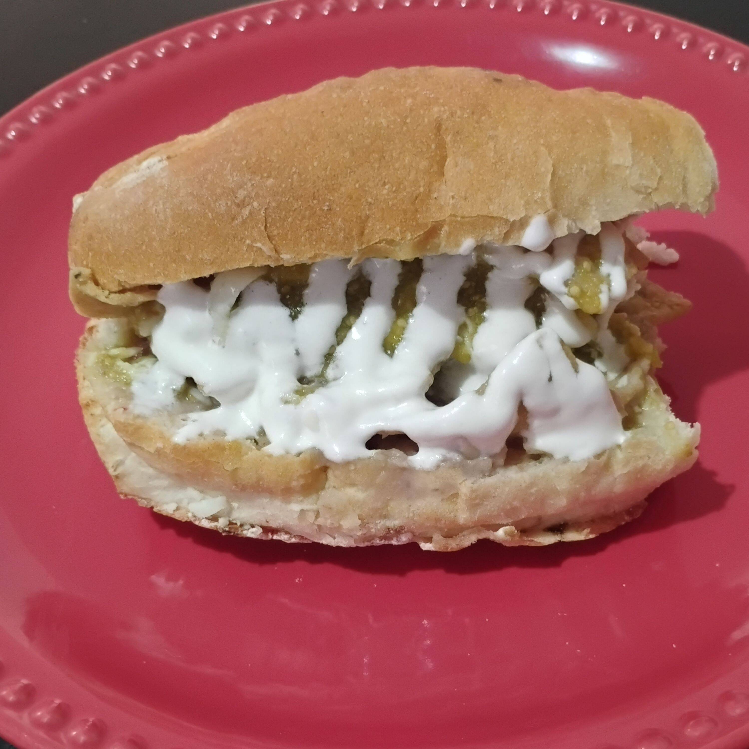 Torta de chilaquiles con guiso