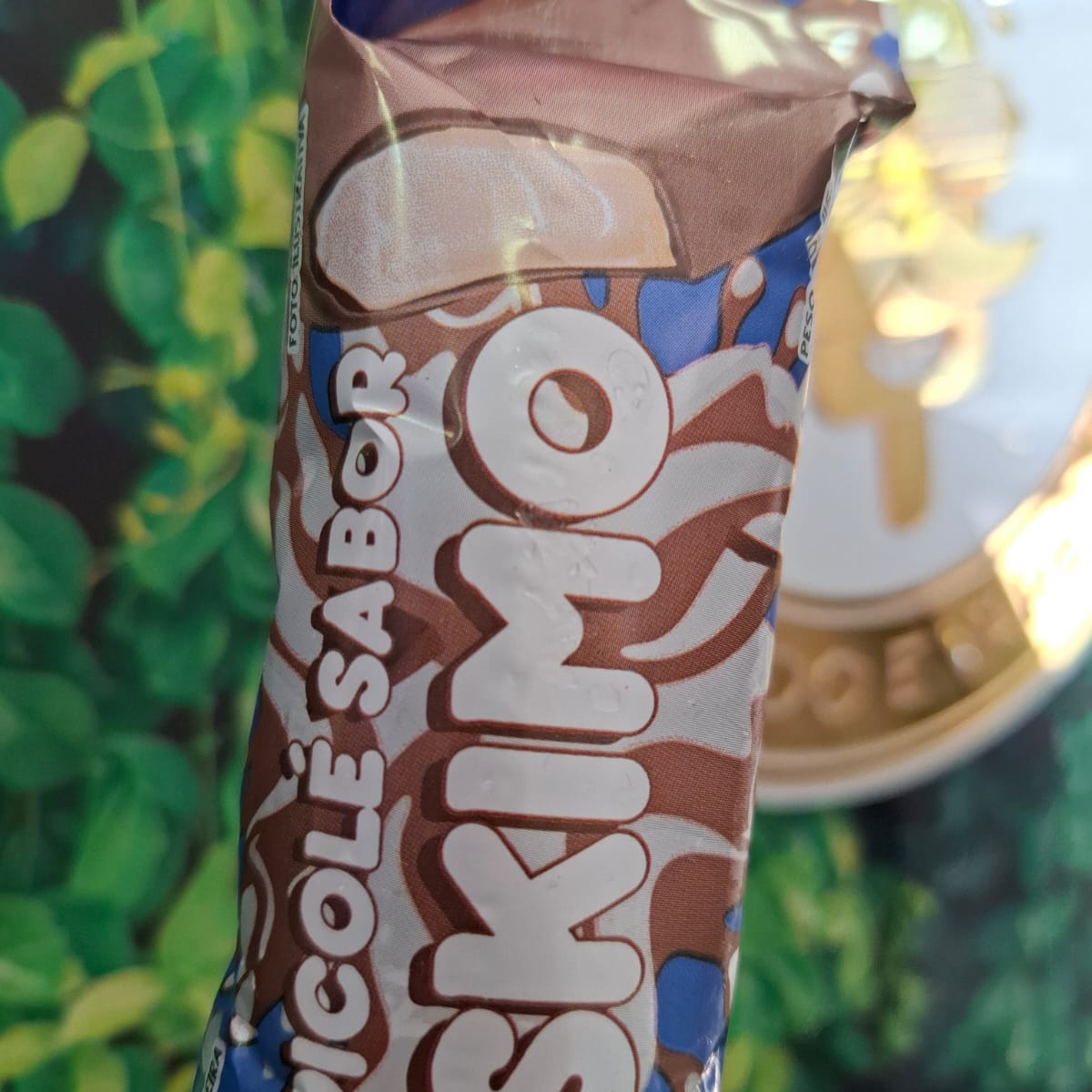 Delicioso picolé cremoso de Coco com coco ralado natural, coberto com uma camada de chocolate ao leite.