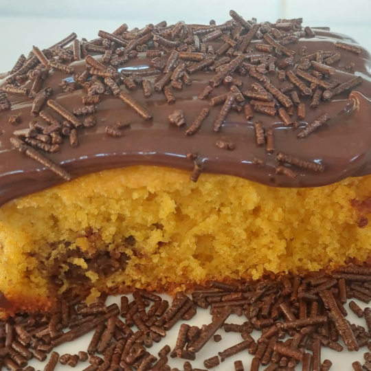 Delicioso Bolo de Cenoura na Marmita, com cobertura de Brigadeiro cremoso e Granulado.