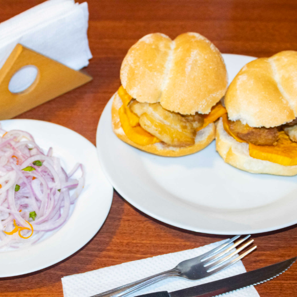 2 Sandwiches de Chicharrón