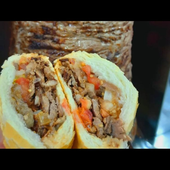 Pão francês, 200g de fraldinha grelhada ao fogo acompanha molho da casa e vinagrete Obs: nesse combo acompanha 2 gregos bovino 2 refri lata 350ml e uma porção de fritas de 300g