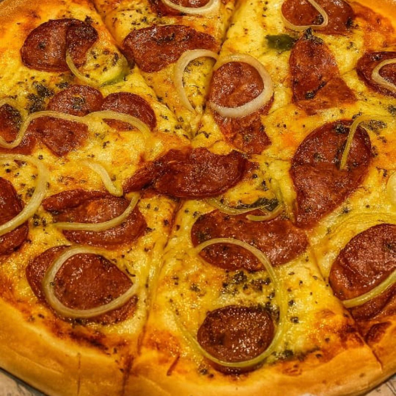 massa artesanal, queijo mussarela, calabresa,cebola e orégano.