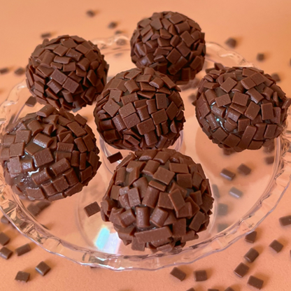 brigadeiro cremoso feito com cacau 50%, finalizado no granule ao leite