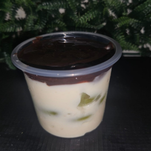 Bombom Aberto de Morango: Brigadeiro de Ninho, uvas picadas e finalizado com ganache de chocolate ao leite. Pote 150ml