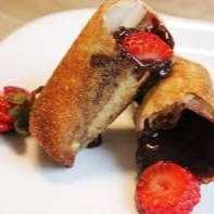 Massa extra fina com recheio de chocolate com morango