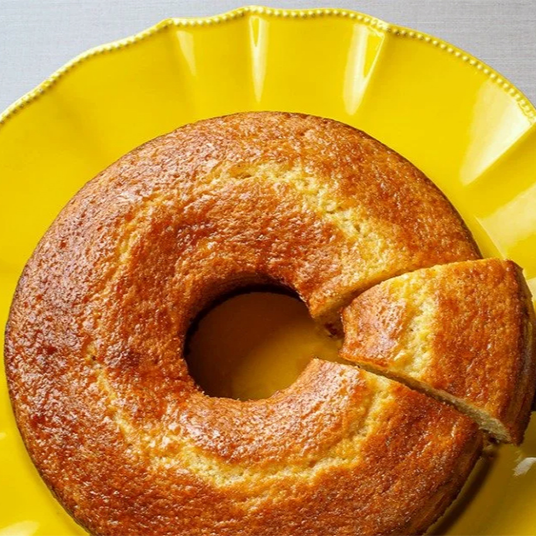 Bolo macio e aromático, com sabor suave de laranja. Uma ótima escolha para o café da manhã ou da tarde. Aprox. 400g