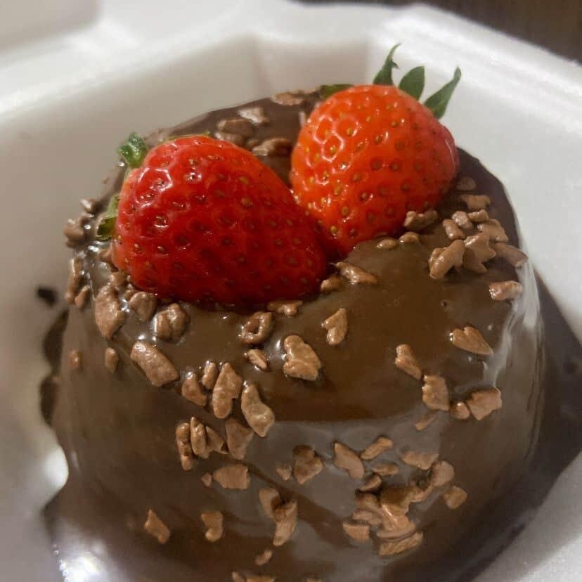 Massa de chocolate, recheio de brigadeiro belga trufado com morangos é granulado