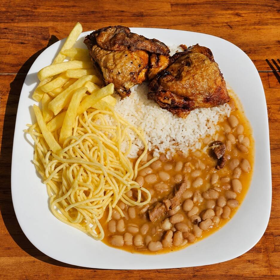 Frango assado com arroz, feijão, macarrão e batata frita.