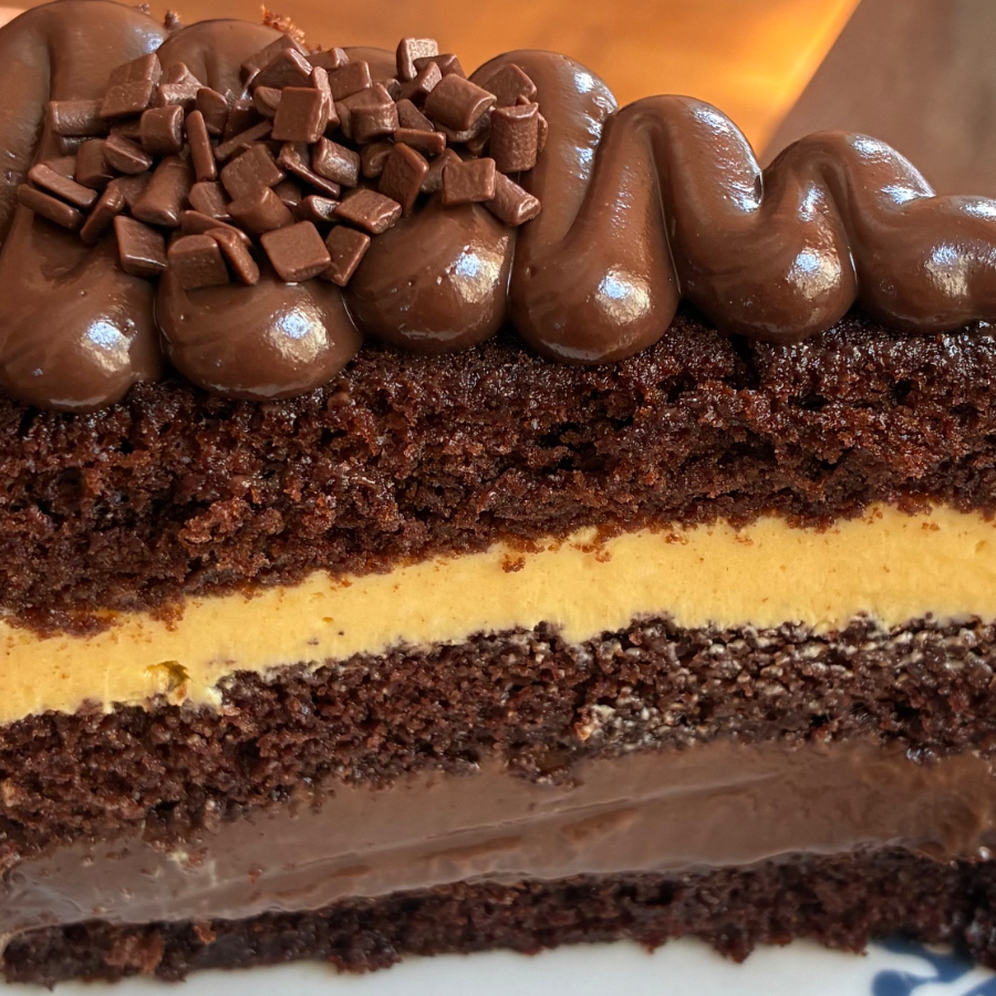 Bolo de chocolate com recheio de maracujá e chocolate 200g